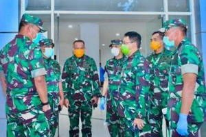 Kasum TNI saat meninjau rumkit covid-19 wisma Kemayoran.